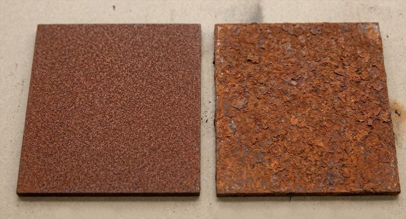 Zwei nebeneinanderliegende Metallmuster mit ähnlich rotbrauner Rostoptik, links Cortenstahl mit feinkörniger Struktur, rechts Baustahl DC01 mit etwas gröberer, unregelmäßigerer Oberfläche