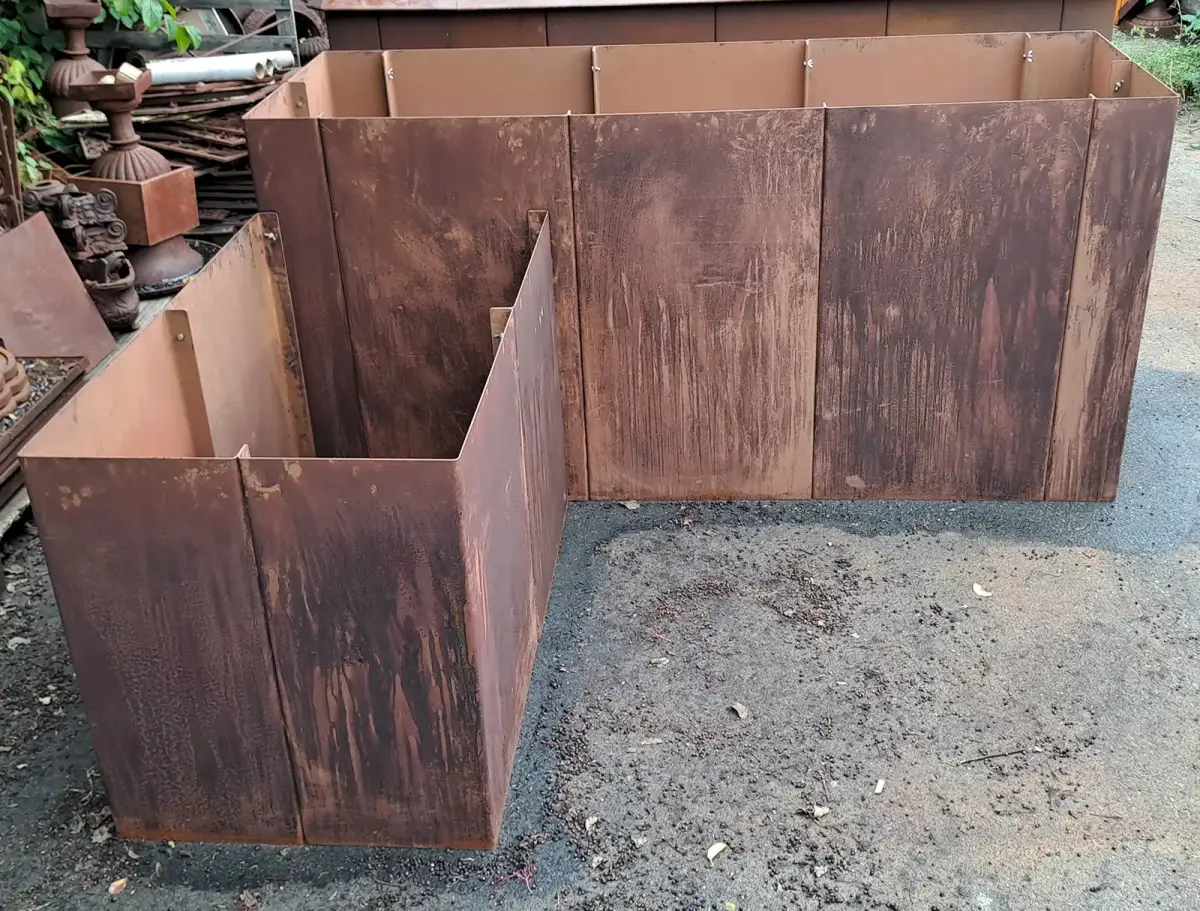 Abgesetztes Hochbeet aus 2 mm Corten A Stahl, großes Beet 180x60 cm (80 cm hoch), kleines Beet 100x60 cm (60 cm hoch), in rostiger Optik.