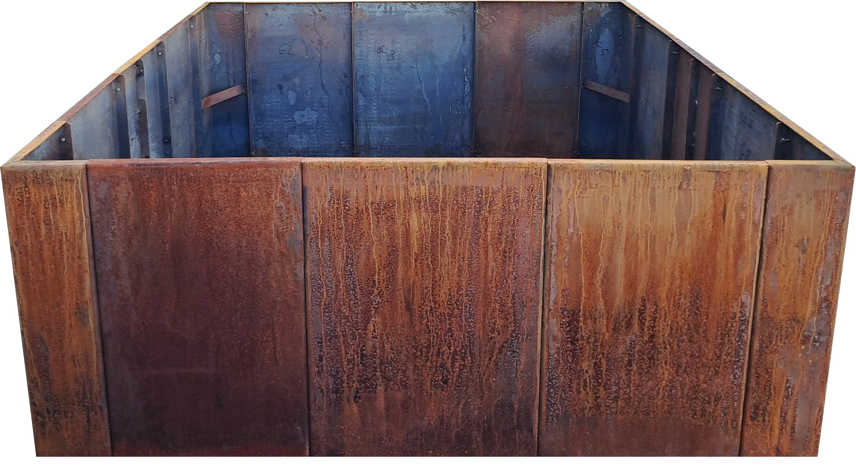 quadratisches Hochbeet aus 3 mm Cortenstahl, 200x220 cm, 80 cm hoch, mit 80 cm Pflanzbreite und umlaufender 3cm breiter Innenfalz.