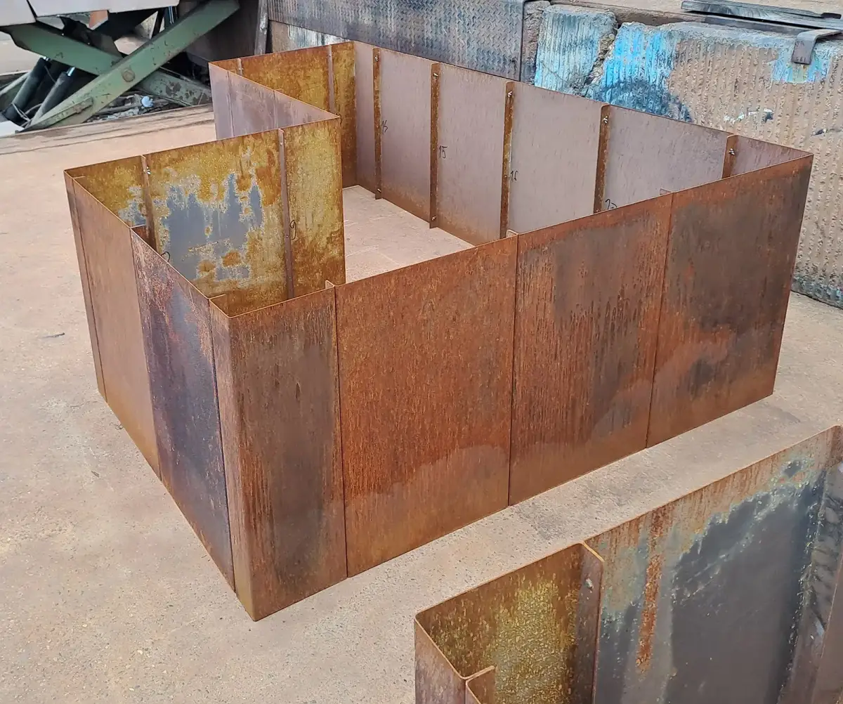 L-förmiges Hochbeet aus 2 mm Cortenstahl, 250x200 cm groß, 80 cm hoch, mit 100 cm und 80 cm Pflanzbreite.