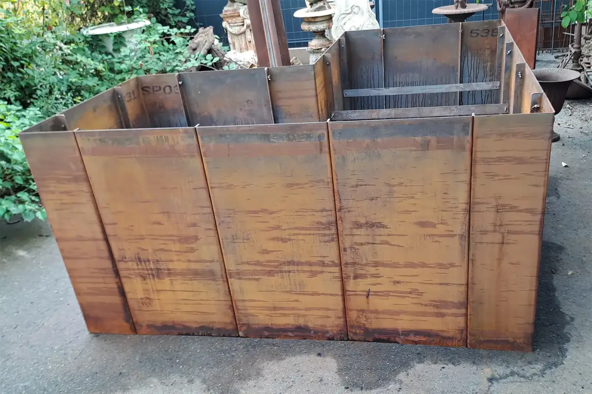 L-förmiges Hochbeet aus 3 mm Cortenstahl, 200x200 cm, 80 cm hoch, 80 cm Pflanzbreite.