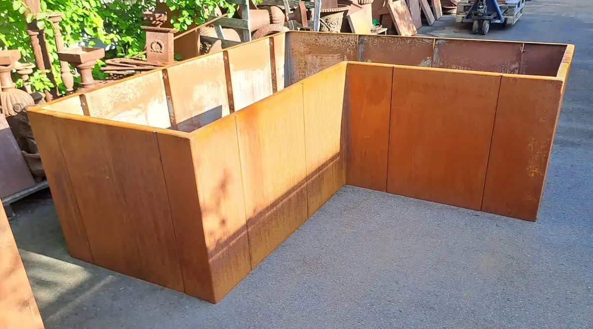 L-förmiges Hochbeet aus 2mm Cortenstahl, 200x180 cm, 80 cm hoch, mit 3 cm Falz, 120 cm und 60 cm Pflanzbreite.