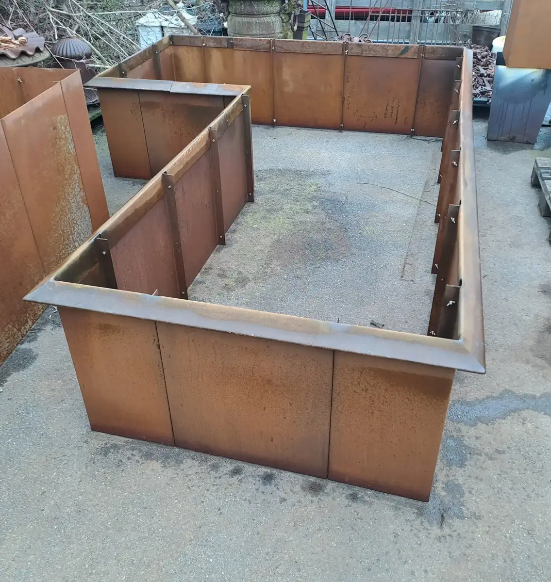 L-förmiges Hochbeet aus 2 mm Cortenstahl, 300x200 cm, 80 cm hoch, Pflanzbreite 120 cm, mit Schneckenkante.