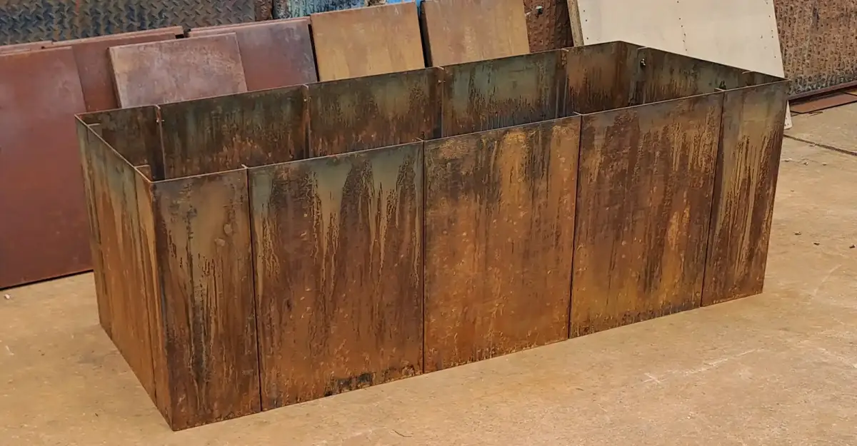 Rechteckiges Hochbeet aus 4 mm Cortenstahl, 200x80 cm, 80 cm hoch, mit rostiger Oberfläche.