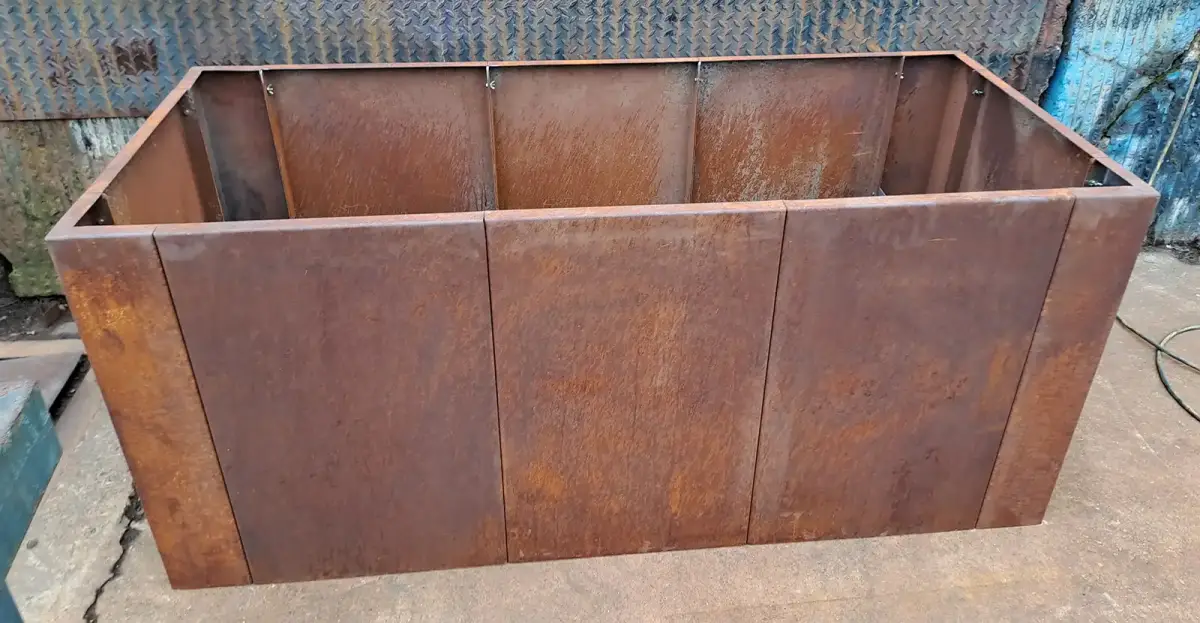 Rechteckiges Hochbeet aus 2 mm Cortenstahl – 200 × 80 cm, 80 cm hoch, mit umlaufender 3 cm Falz. Stabiler Aufbau und klare Kanten in hochwertiger Edelrost-Optik.