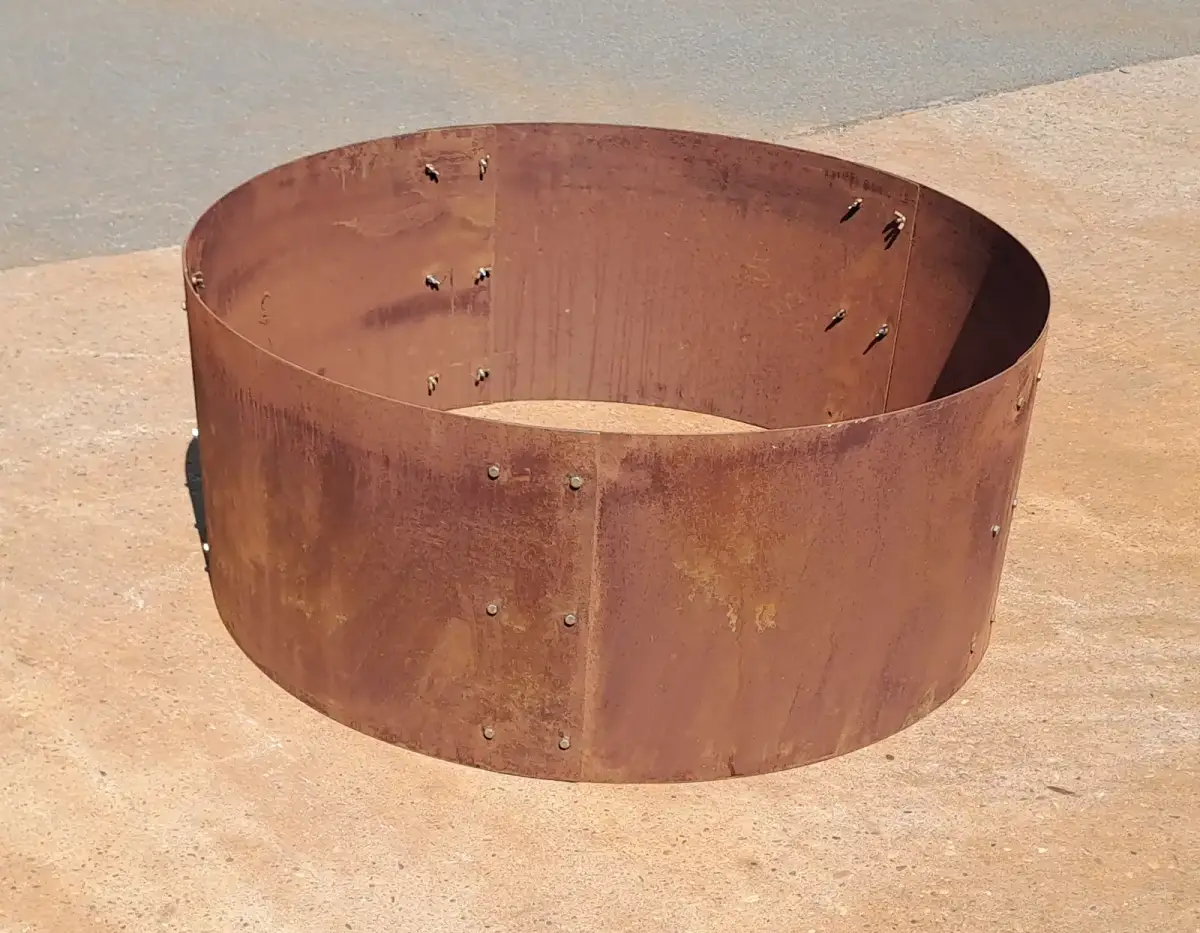 Rundes Hochbeet aus 2 mm Stahl, Ø 120 cm, 70 cm hoch, zusammengesetzt aus 5 Segmenten.