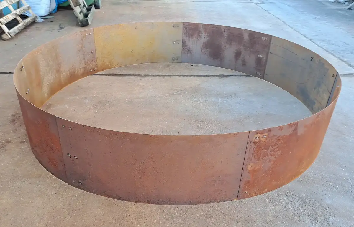 Rundes Hochbeet aus 2 mm DC01-Stahl, Ø 200 cm, 50 cm hoch.