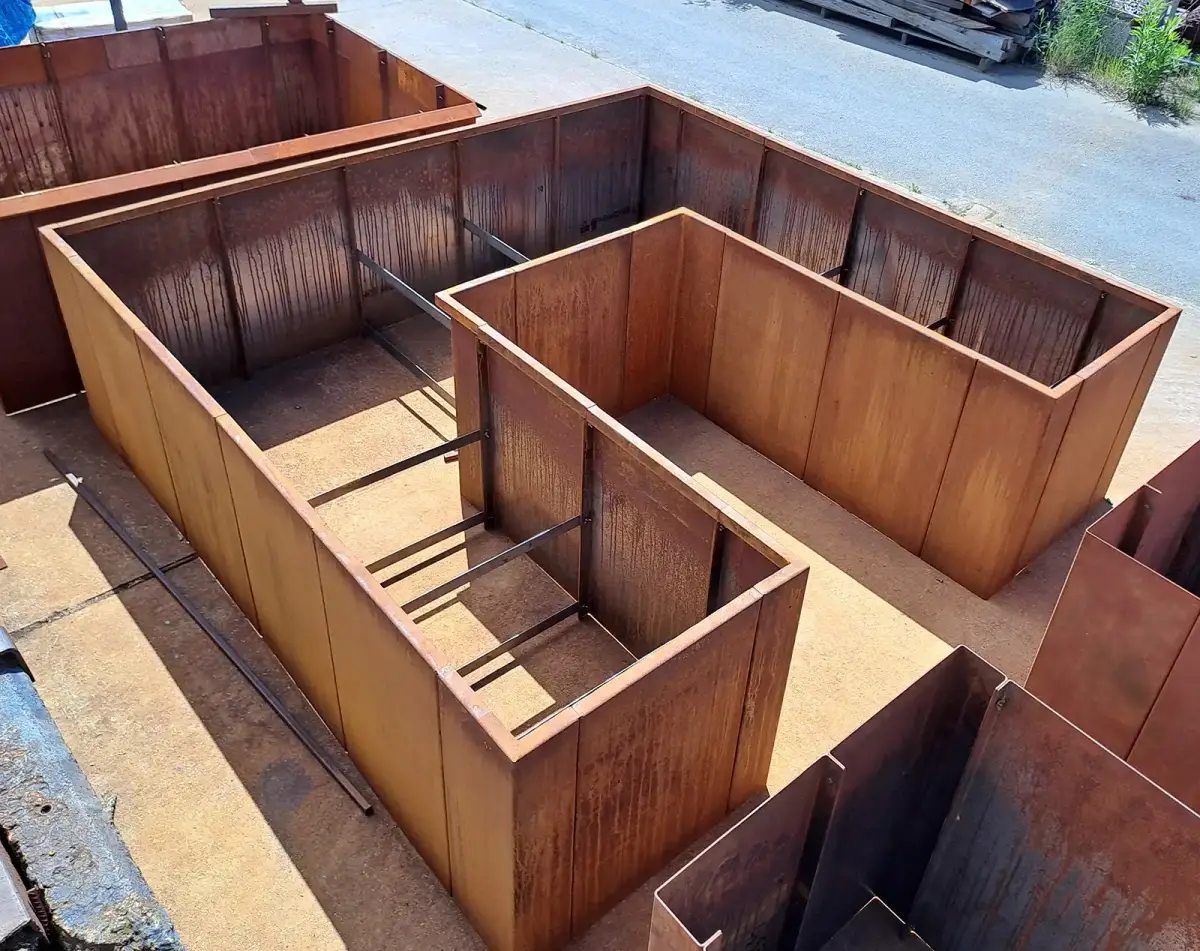 u förmiges Hochbeet mit doppelter Falz aus 3mm Corten Stahl