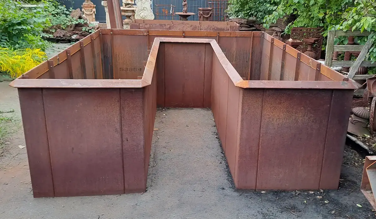 U-förmiges Hochbeet aus 2 mm Cortenstahl, 250x220 cm, 80 cm hoch, mit 80 cm Pflanzbreite und umlaufender Schneckenkante.