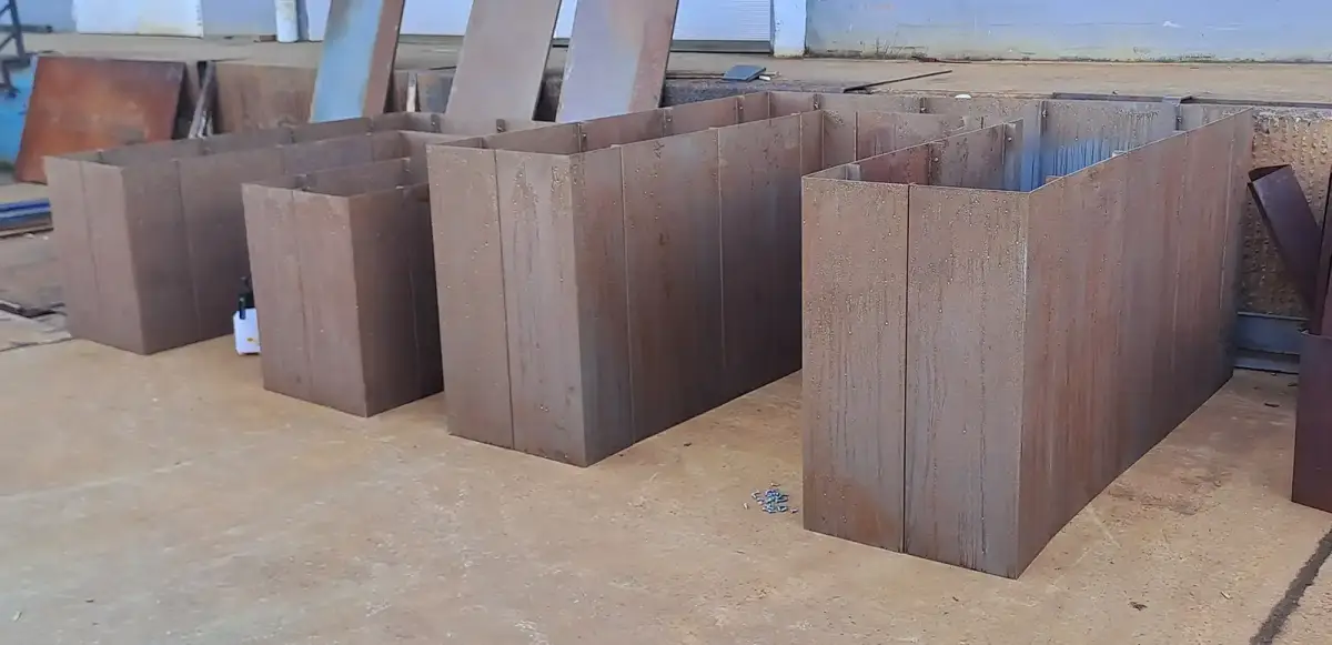 Zwei U-förmige Hochbeete aus 2 mm Corten A Stahl mit teilweise rostiger Oberfläche, 200x200 cm, 80 cm und 60 cm hoch, Pflanzbreite 60 cm.