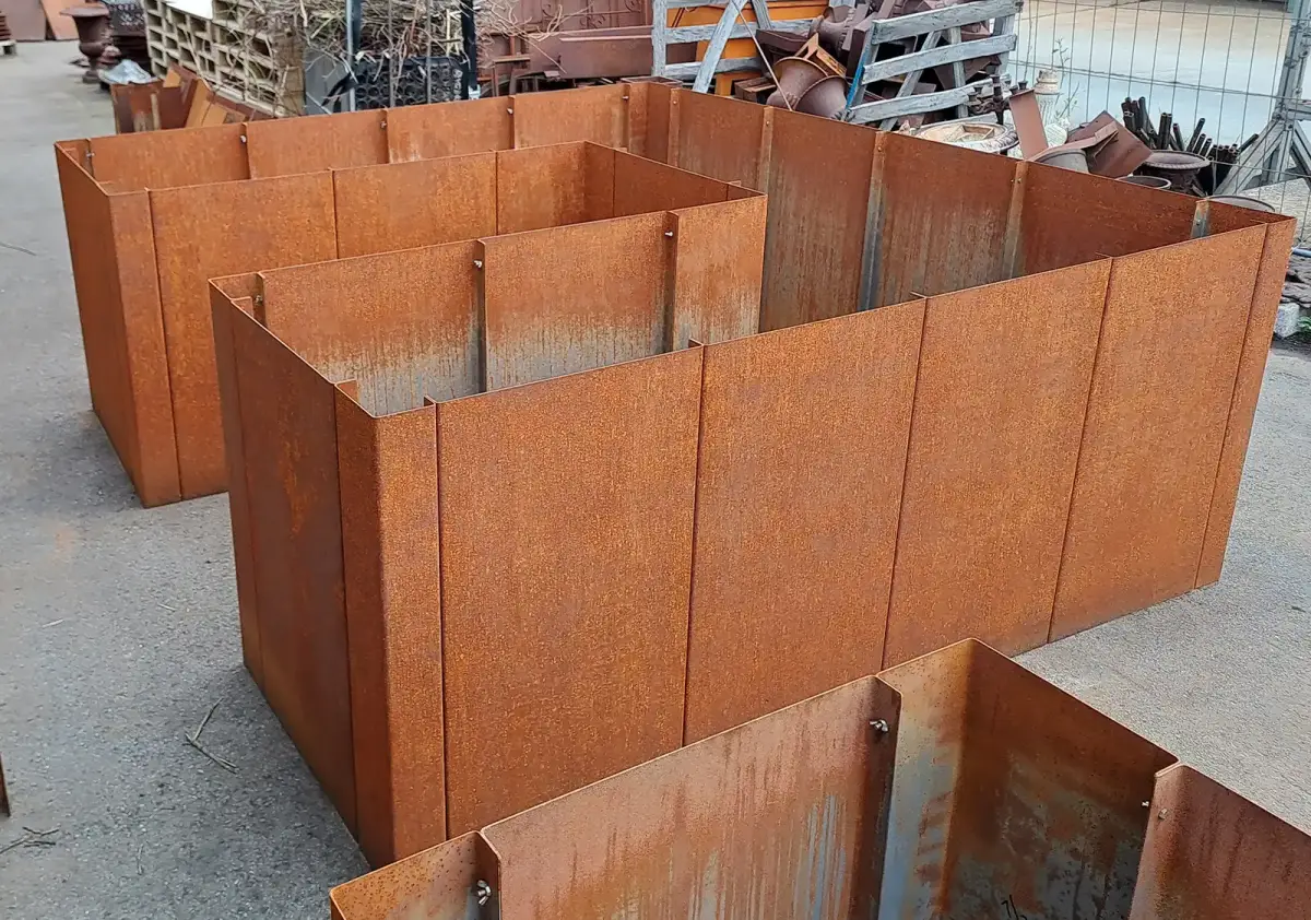 U-förmiges Hochbeet aus 2 mm Cortenstahl, 220x250 cm groß, 80 cm hoch, mit 80 cm Pflanzbreite.